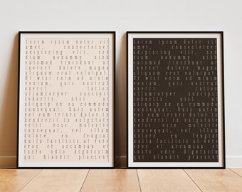 Puede incluir: Dos impresiones enmarcadas con marcos negros y alfombrillas blancas. La impresión de la izquierda tiene un fondo beige con texto negro. La impresión de la derecha tiene un fondo marrón oscuro con texto blanco. Ambas impresiones presentan el mismo texto, "Lorem ipsum dolor si amet consectetur adipiscing elit sed do eiusmod tempor incididunt ut labore et dolore magna aliqua. Ut enim ad minim veniam, quis nostrud exercitation ullamco laboris nisi ut aliquip ex ea commodo consequat. Duis aute irure dolor in reprehenderit in voluptate velit esse cillum dolore eu fugiat nulla facilisis at vero eros et accumsan et iusto odio dignissim qui blandit praesent", en una fuente de máquina de escribir.