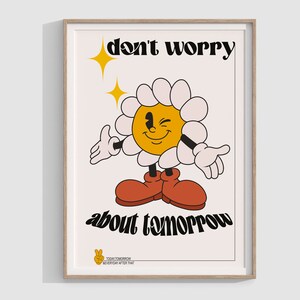 Könnte beinhalten: Ein weißer gerahmter Poster mit einer gelben und orangefarbenen Comic-Gänseblümchen mit einem zwinkernden Gesicht. Die Gänseblümchen trägt rote Schuhe und hat zwei Sterne darüber. Der Text auf dem Poster lautet "Mach dir keine Sorgen um morgen" und "Heute Morgen Jeden Tag Danach".