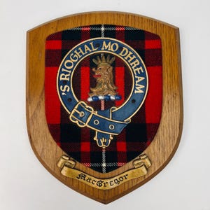 Klan MacGregor Vapen Träväggplakett Tartan och Motto Handskuren och målad