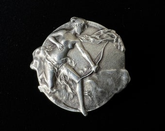 Blanchot Diane déesse de la chasse Broche Art nouveau Artemis en argent rare début des années 1900