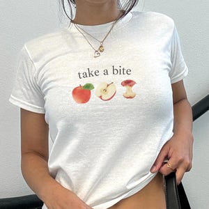 Ta en bit äpple grafisk t-shirt | Frukt baby-t-shirt | Vintage-tröja | Nyckfull retrostil