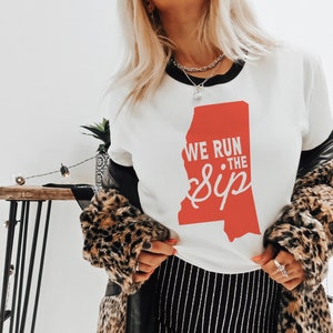 Executamos o Sip, Mississippi Football, arquivos SVG para cricut, sublimação, svgs de camisas, arquivo de corte de vinil, camisas