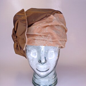 Turbante Art Déco color melocotón – Sombrero estilo flapper de los años 20, tela floral vintage, reproducción de sombreros