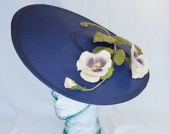 Thé de l'après-midi ! Bibis, Bibis bleu marine, Bandeau, Bibis de mariage, Chapeau de tea party, Chapeau bleu, Chapeau soucoupe, Chapeau bleu marine, Chapeau à fleurs, Grand chapeau