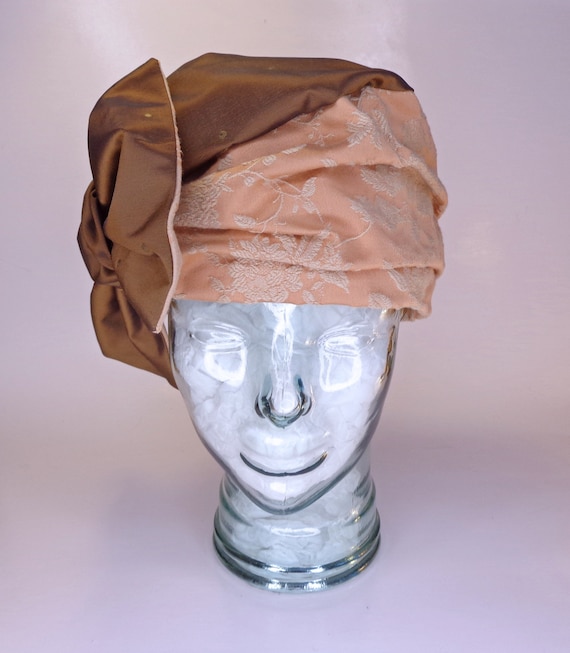 Art Deco Peach Turban – 1920s Flapper Hat, Vintage Floral  display picture 1