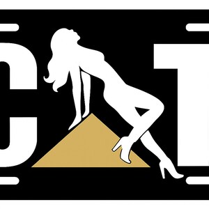 K&ouml;nnte beinhalten: Schwarzes Nummernschild mit dem Wort "CAT" in Wei&szlig;, das eine Silhouette einer Frau zeigt, die sich auf ein goldenes Dreieck st&uuml;tzt. Das Schild hat wei&szlig;e Rechtecke oben und unten.