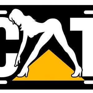 K&ouml;nnte beinhalten: Schwarzes Nummernschild mit dem Wort "CAT" in wei&szlig;en Blockbuchstaben. Eine wei&szlig;e Silhouette einer Frau befindet sich zwischen dem "C" und dem "T", mit einem gelben Dreieck darunter. Das Schild hat einen schwarzen Rand.