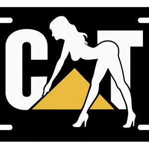 K&ouml;nnte beinhalten: Schwarzes Nummernschild mit den wei&szlig;en Buchstaben "CAT" und einer wei&szlig;en Silhouette einer sich vorbeugenden Frau. Ein gelbes Dreieck befindet sich zwischen dem "C" und dem "T". Die Platte hat vier wei&szlig;e Schraubenl&ouml;cher.