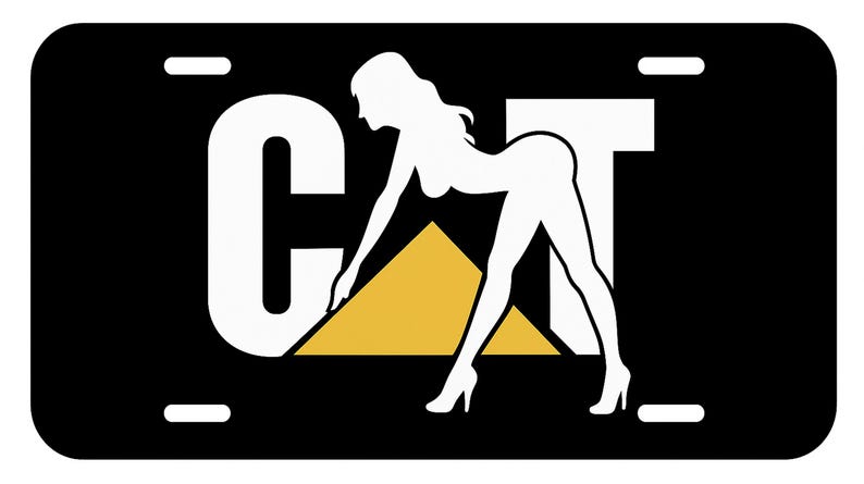 K&ouml;nnte beinhalten: Schwarzes Nummernschild mit den wei&szlig;en Buchstaben "CAT" und einer wei&szlig;en Silhouette einer sich vorbeugenden Frau. Ein gelbes Dreieck befindet sich zwischen dem "C" und dem "T". Die Platte hat vier wei&szlig;e Schraubenl&ouml;cher.