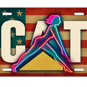 K&ouml;nnte beinhalten: Kennzeichen mit dem Wort "CAT" und einer Neonfigur auf einem amerikanischen Flaggen-Design. Das Schild hat einen verwitterten, Vintage-Look mit einem goldenen Dreieck.
