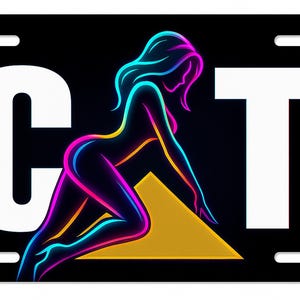 K&ouml;nnte beinhalten: Schwarzes Nummernschild mit dem Wort "CAT" in wei&szlig;en Blockbuchstaben. Auf dem Schild ist eine Neon-Illustration einer Frau in Pink-, Blau- und Gelbt&ouml;nen abgebildet. Die Frau kniet auf einem goldenen Dreieck.