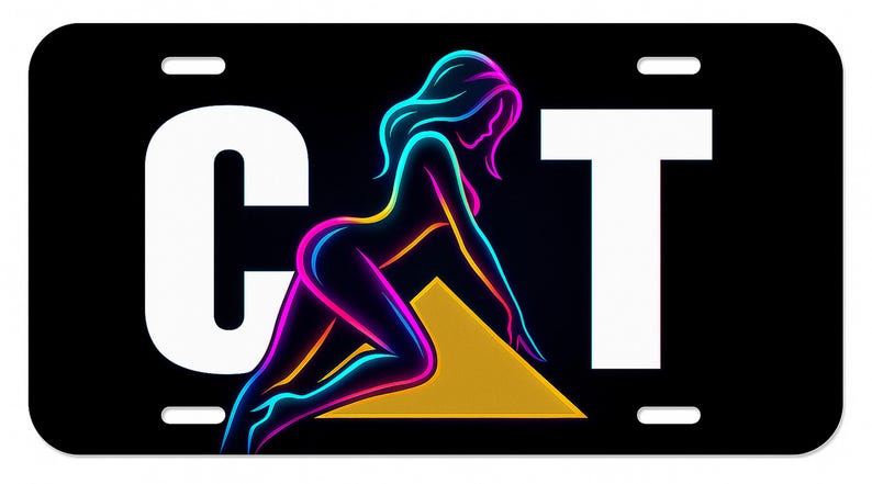 K&ouml;nnte beinhalten: Schwarzes Nummernschild mit dem Wort "CAT" in wei&szlig;en Blockbuchstaben. Auf dem Schild ist eine Neon-Illustration einer Frau in Pink-, Blau- und Gelbt&ouml;nen abgebildet. Die Frau kniet auf einem goldenen Dreieck.