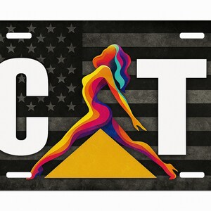 K&ouml;nnte beinhalten: Kennzeichen mit stilisiertem Design. Der Hintergrund zeigt eine schwarz-graue amerikanische Flagge. Das Wort "CAT" wird in wei&szlig;en Blockbuchstaben angezeigt. Eine farbenfrohe Figur in Gelb-, Orange-, Rosa- und Blaut&ouml;nen befindet sich in der Mitte.