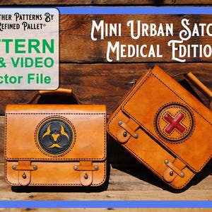Puede incluir: Dos bolsas de cuero marrón claro, una vertical y otra en ángulo, con el texto "MINI URBAN SATCHEL MEDICAL EDITION". La bolsa vertical tiene un símbolo de peligro biológico, mientras que la que está en ángulo tiene una cruz roja. También aparece el texto "PATTERN PDF & VIDEO + Vector File".