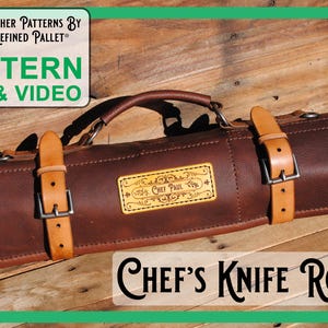 Op de afbeelding: Een bruine leren Chef's Knife Roll met bruinleren riemen en een handvat. De rol heeft een rechthoekige patch met de tekst "Chef Paul". De afbeelding bevat ook de tekst "Leather Patterns by Refined Pallet" en "Pattern PDF & Video".