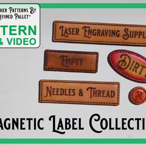 Puede incluir: Una colección de etiquetas magnéticas de cuero marrón con varios textos, incluyendo "Laser Engraving Supplies", "Empty", "Needles & Thread" y "Dirty". Las etiquetas tienen diferentes formas y tamaños, con una pequeña etiqueta redonda con la letra "R".