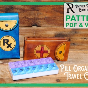 Puede incluir: Patrón de cuero para un estuche de viaje para pastillas. El patrón incluye un estuche azul con un símbolo Rx y un estuche marrón con una cruz roja. El patrón está disponible para descargar en PDF y video.