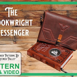 Op de afbeelding: Een bruine leren messenger bag met rode stiksels en een klepsluiting, rustend op een boek met de titel "Nikola Tesla". De afbeelding bevat de tekst "The Bookwright Messenger" en "Leather Patterns by Refined Pallet."