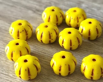 Koraliki z żółtego melona - czeskie szklane koraliki z karbowanym melonem - 11 mm