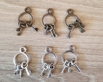 6 Stück Schlüssel auf Ring Charm antike Bronze oder Silber doppelseitig wunderliche Anhänger - 27mm