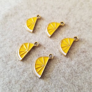 10 piezas de colgante de esmalte con rodaja de cuña de limón en tono dorado amarillo cítrico - 17 mm
