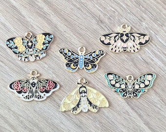 4 Stück Dark Florals Emaille Motte oder Schmetterling Charms - Schwarz Pink Aqua Gelb - 30 mm