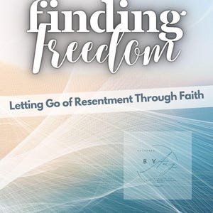 Op de afbeelding: Boekomslag met een witte achtergrond en een blauwe en witte gradiënt. De titel is "finding freedom" in witte cursieve lettertypen. De ondertitel is "Letting Go of Resentment Through Faith" in witte tekst. De naam van de auteur is "Amy Tisdale" in witte tekst onderaan de omslag.