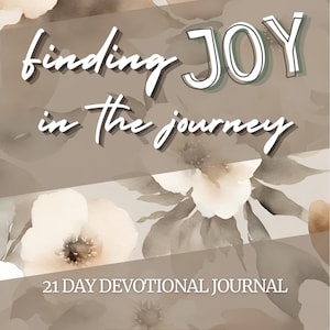 Puede incluir: Un diario devocional de 21 días con un diseño floral de acuarela en tonos marrones y blancos. El título es "finding JOY in the journey" y la autora es "AMY TISDALE".