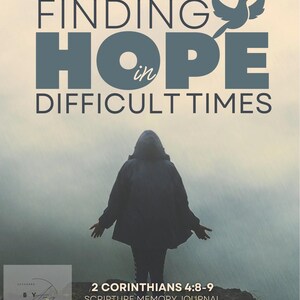 Peut inclure: Une couverture de livre avec un design bleu et blanc représentant une colombe et le texte "Finding Hope in Difficult Times". La couverture comprend également le texte "2 Corinthians 4:8-9 Scripture Memory Journal".