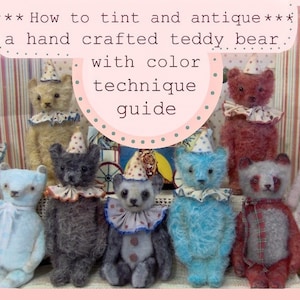 Op de afbeelding: Een verzameling van tien handgemaakte teddyberen, elk met een unieke kleur en antieke afwerking. De beren dragen kleurrijke hoeden en hebben een eigenzinnige, vintage esthetiek.  *** Hoe je teddyberen kunt kleuren en antiek maken *** een handgemaakte teddybeer. met kleurtechniek gids