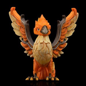 Könnte beinhalten: Detaillierte, orange-gelbe Vogelfigur mit ausgebreiteten Flügeln. Die Skulptur weist aufwendige Federdetails, einen spitzen Schnabel und dunkelbraune Stützstrukturen auf. Der Vogel ist vor einem schwarzen Hintergrund platziert, der seine lebendigen Farben und Texturen hervorhebt.