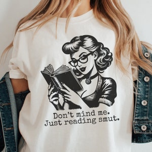 ただ読むスマットシャツ ロマンスリーダー ユニセックス ソフトスタイルTシャツ Booktok スパイシーブックTシャツ ロマンスブックシャツ 読書シャツ 画像 1
