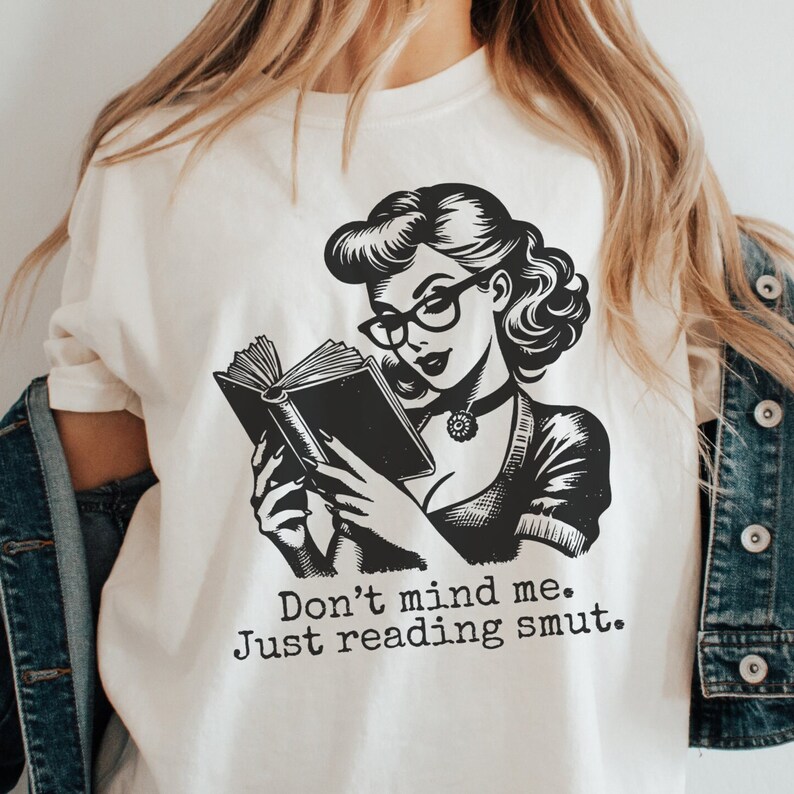 ただ読むスマットシャツ ロマンスリーダー ユニセックス ソフトスタイルTシャツ Booktok スパイシーブックTシャツ ロマンスブックシャツ 読書シャツ 画像 1