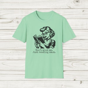 ただ読むスマットシャツ ロマンスリーダー ユニセックス ソフトスタイルTシャツ Booktok スパイシーブックTシャツ ロマンスブックシャツ 読書シャツ 画像 7