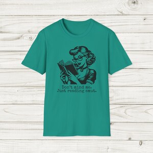 ただ読むスマットシャツ ロマンスリーダー ユニセックス ソフトスタイルTシャツ Booktok スパイシーブックTシャツ ロマンスブックシャツ 読書シャツ 画像 5