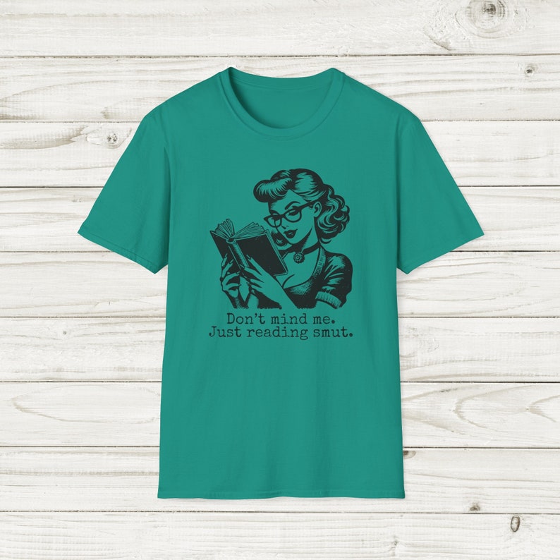 ただ読むスマットシャツ ロマンスリーダー ユニセックス ソフトスタイルTシャツ Booktok スパイシーブックTシャツ ロマンスブックシャツ 読書シャツ 画像 5