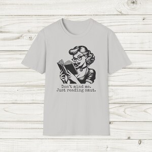ただ読むスマットシャツ ロマンスリーダー ユニセックス ソフトスタイルTシャツ Booktok スパイシーブックTシャツ ロマンスブックシャツ 読書シャツ 画像 2