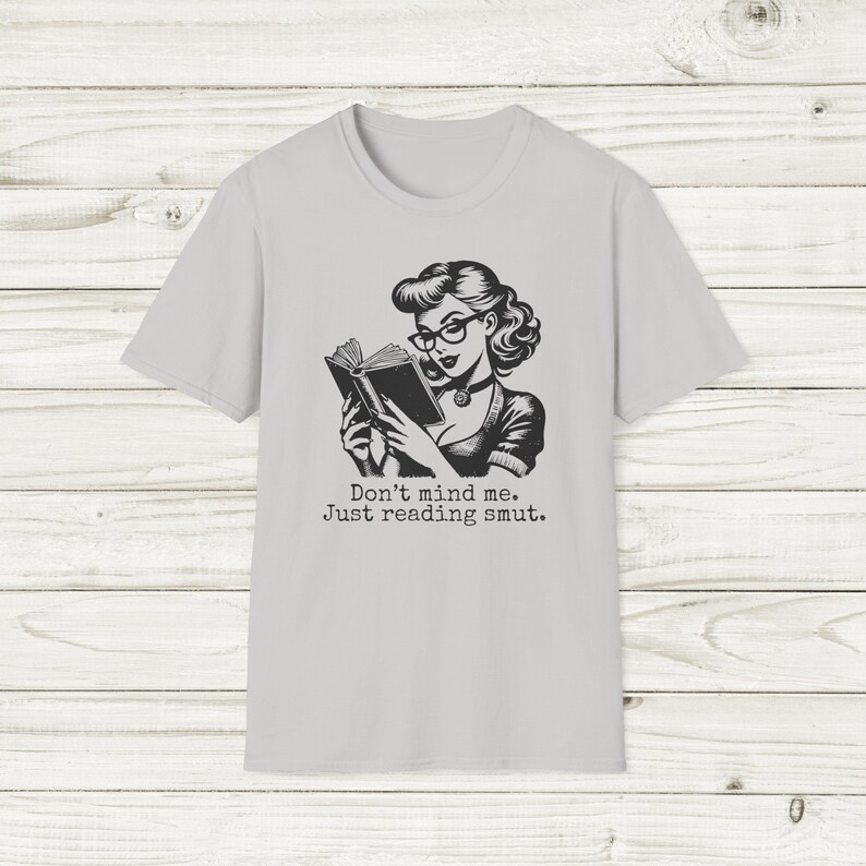 ただ読むスマットシャツ ロマンスリーダー ユニセックス ソフトスタイルTシャツ Booktok スパイシーブックTシャツ ロマンスブックシャツ 読書シャツ 画像 2