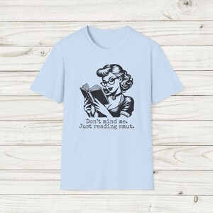 ただ読むスマットシャツ ロマンスリーダー ユニセックス ソフトスタイルTシャツ Booktok スパイシーブックTシャツ ロマンスブックシャツ 読書シャツ 画像 3
