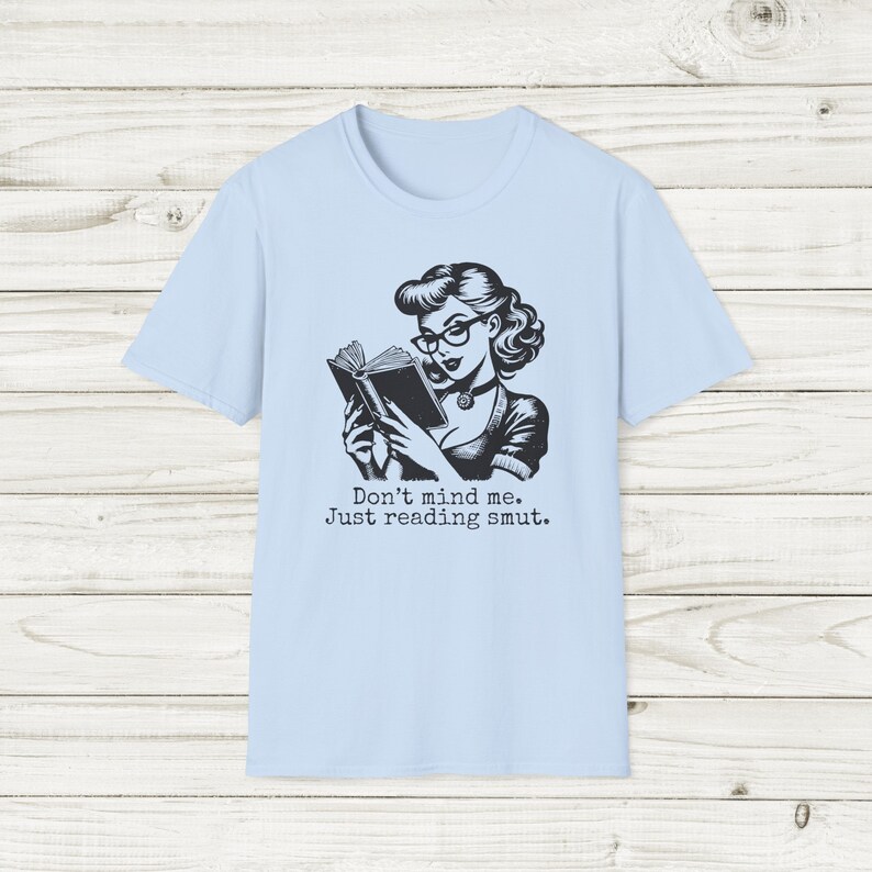 ただ読むスマットシャツ ロマンスリーダー ユニセックス ソフトスタイルTシャツ Booktok スパイシーブックTシャツ ロマンスブックシャツ 読書シャツ 画像 3