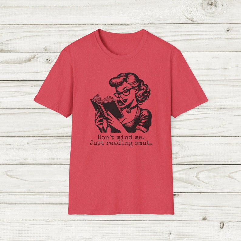 ただ読むスマットシャツ ロマンスリーダー ユニセックス ソフトスタイルTシャツ Booktok スパイシーブックTシャツ ロマンスブックシャツ 読書シャツ 画像 4