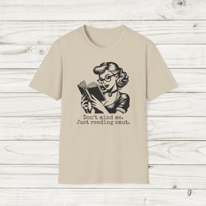 ただ読むスマットシャツ ロマンスリーダー ユニセックス ソフトスタイルTシャツ Booktok スパイシーブックTシャツ ロマンスブックシャツ 読書シャツ 画像 6