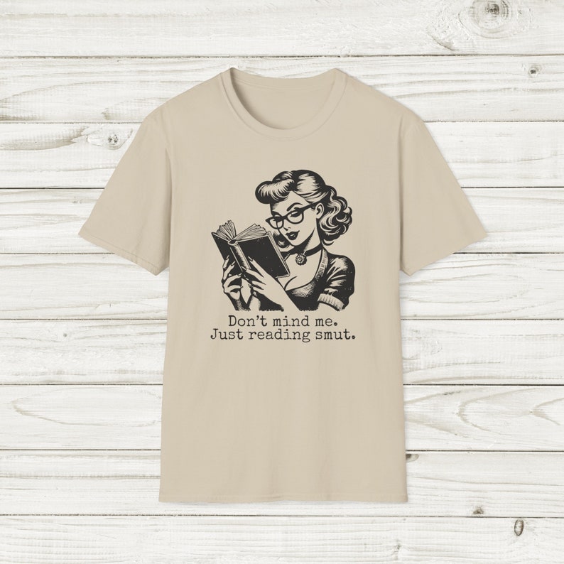 ただ読むスマットシャツ ロマンスリーダー ユニセックス ソフトスタイルTシャツ Booktok スパイシーブックTシャツ ロマンスブックシャツ 読書シャツ 画像 6
