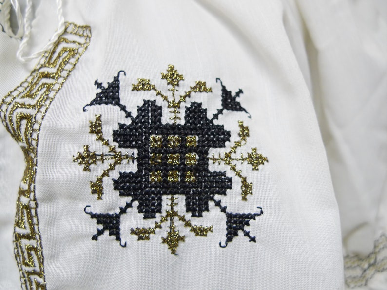 embroidered Bohemian short sleeve top size XL made in Greece