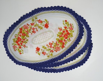 red floral print scallop edge oval placemat . set of 3