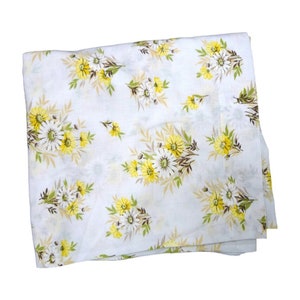 Puede incluir: Tela blanca con un patrón floral de flores amarillas y blancas sobre un fondo blanco.