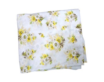 Daisies . 70s Pequot . floral print . muslin twin flat sheet .  made in USA