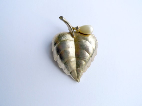Gold heart leaf and a teardrop faux pearl . 60s A… - image 1