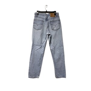 90s Levi&#39;s 550 relaxed fit high rise light wash denim jeans . size W33 L34 . made in Canada