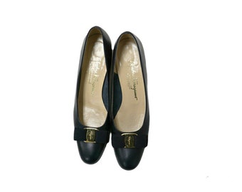 Salvatore Ferragamo . black leather pumps . size 9 1/2 4A . made in Italy